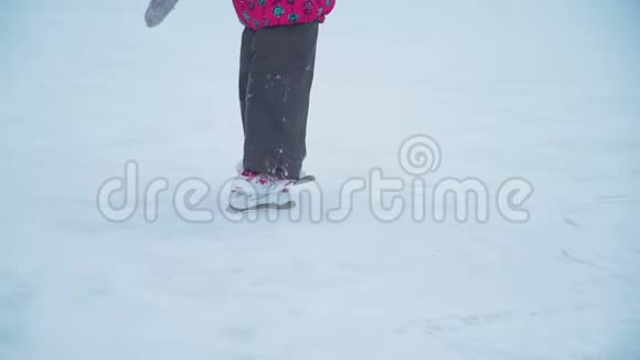 小女孩在冰上滑冰视频的预览图
