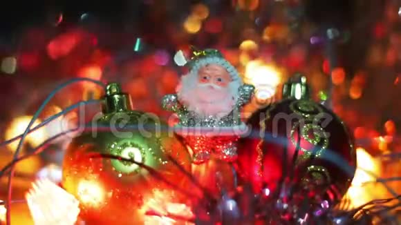 迷你圣诞老人的形象之间的两个玩具挂包为一棵圣诞树木制表面的银色圣诞老人视频的预览图