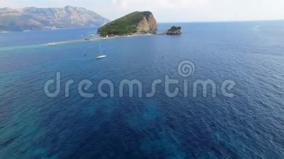 Budva黑山圣尼古拉岛的鸟瞰图视频的预览图