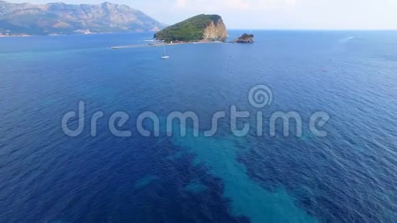 Budva黑山圣尼古拉岛的鸟瞰图视频的预览图