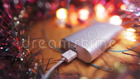 银电库外部电池快速充电智能手机或平板电脑躺在桌子上围绕着闪烁视频的预览图
