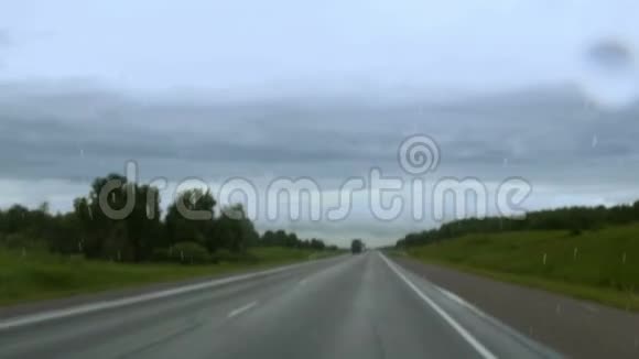 汽车沿着这条路行驶视频的预览图