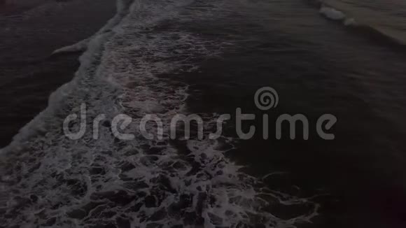 海浪飞溅在沙滩上而清晨日出无人机视野海上海滩的空中景观海浪视频的预览图