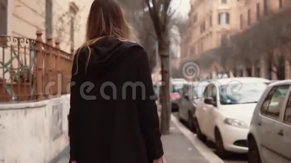 女抵达新城出差女商人带着手提箱走在人行道上探索城市视频的预览图