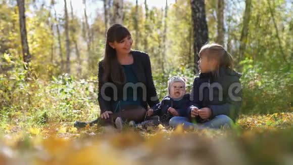 在阳光明媚的秋日妈妈和孩子们在公园野餐慢动作3840x21604K视频的预览图