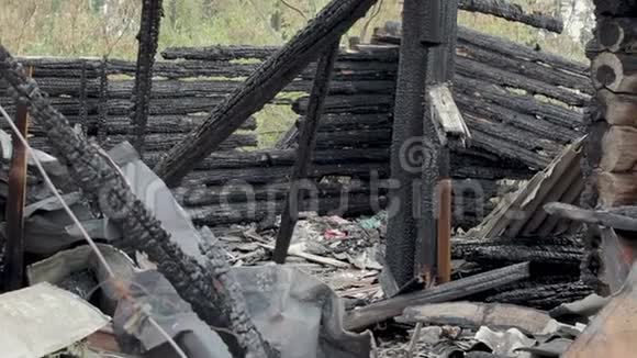 被大火烧毁的旧木屋的废墟视频的预览图