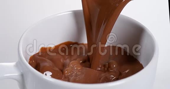 巧克力倒入碗里视频的预览图