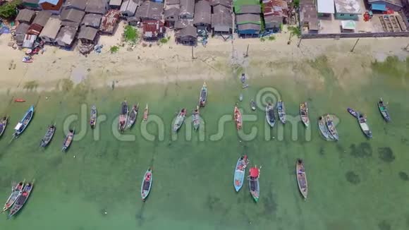 泰国海滨渔人村的鸟瞰图视频的预览图