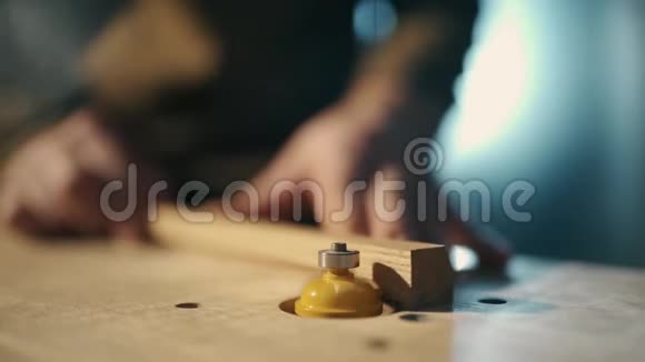 一个人正在用磨床在木作业面上加工木坯视频的预览图