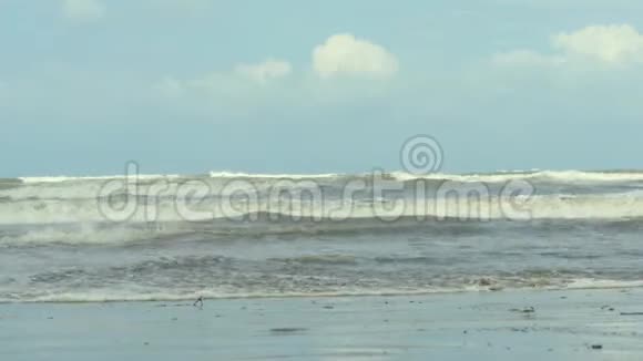 在暴风雨中海面上的波浪正在接近照相机一阵强风从海上吹来暴风在上升视频的预览图