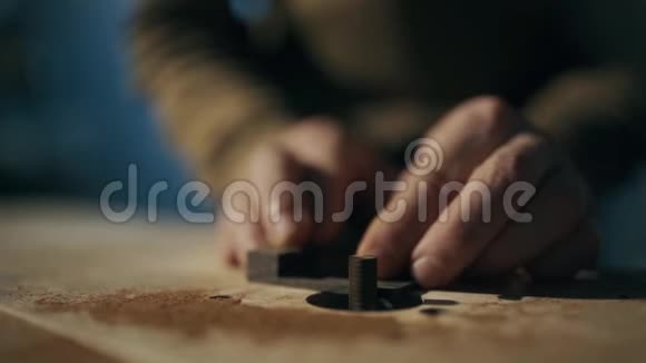 用旋转销钉在木制工作表面上加工木坯视频的预览图
