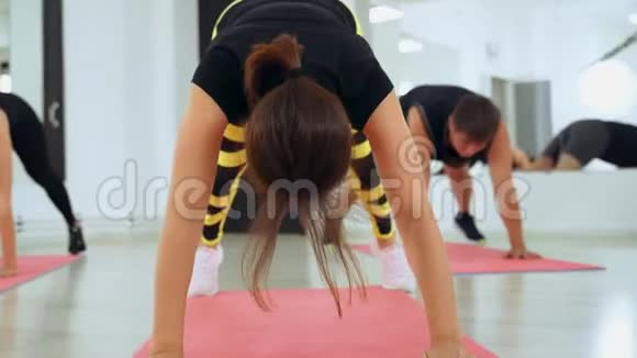 一男两女从事普拉提工作按健身法锻炼的体系视频的预览图