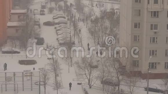 莫斯科一个宿舍区的冬街生活视频的预览图