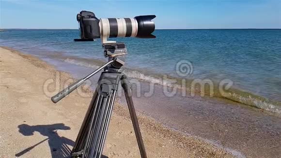 镜头放在海上的三脚架上镜头拍摄海景拍摄视频待售视频的预览图