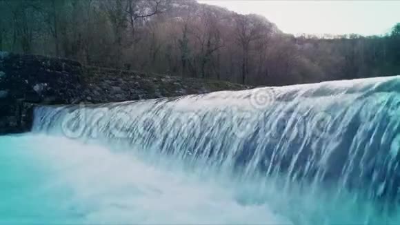 河流穿过瀑布视频的预览图