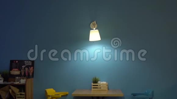 黄色和蓝色的椅子靠在蓝色的墙壁咖啡馆A视频的预览图