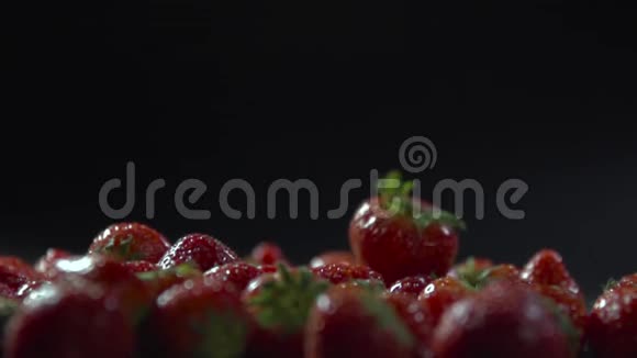 浆果落在一层草莓上视频的预览图