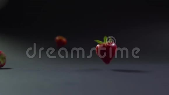草莓沿着灰色的表面向前滚动视频的预览图