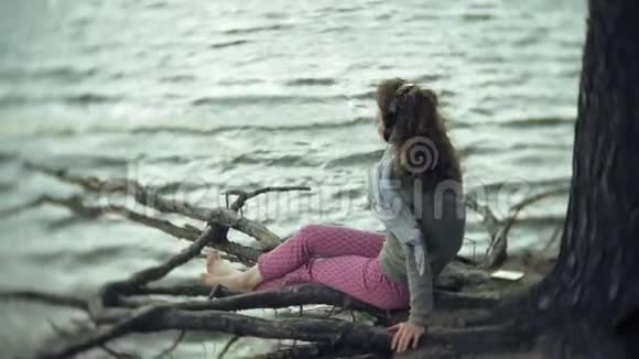 一个女人放松坐在大洋河的岸边露天技术视频的预览图