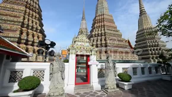 曼谷佛寺有蓝天的古塔视频的预览图