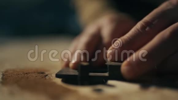用旋转销钉在木制工作表面上加工木坯视频的预览图