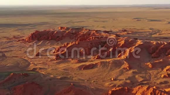 蒙古巴彦扎格火焰悬崖的鸟瞰图视频的预览图