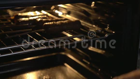 在烤箱里煮烤串视频的预览图