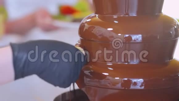 巧克力喷泉和水果串视频的预览图