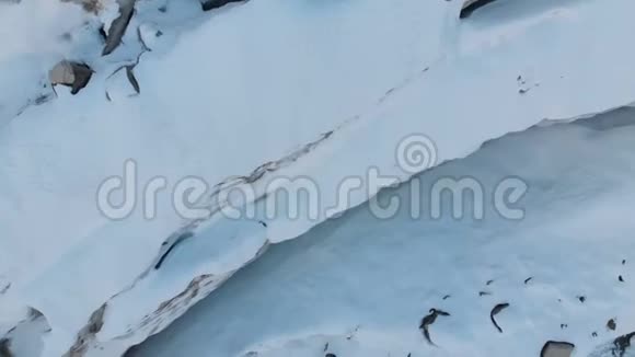 冰川中山河诞生的鸟瞰图江流出冰窟冬季观景山视频的预览图
