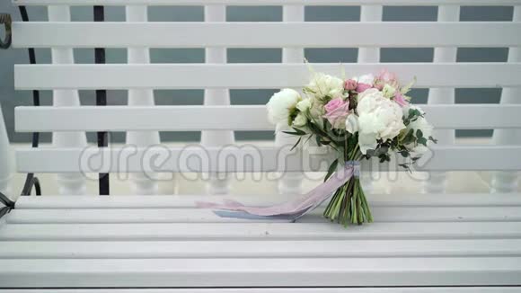 结婚花束放在长凳上视频的预览图