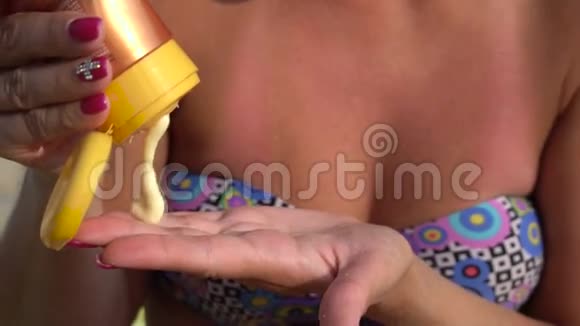那个女人擦奶油胸视频的预览图
