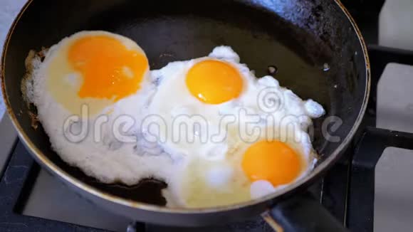 煎三个鸡蛋煎锅视频的预览图