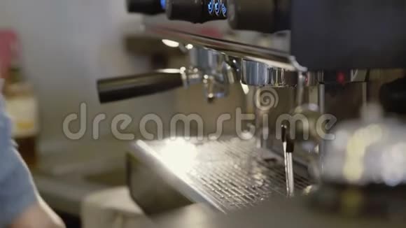 咖啡师手在咖啡机里煮咖啡4K视频的预览图