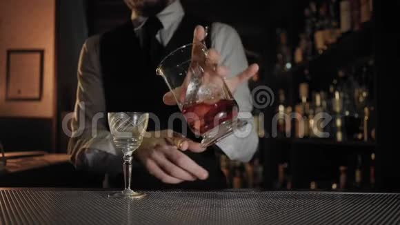 黑暗酒吧的专业酒吧服务员准备饮料视频的预览图