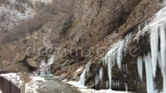 冰冻的瀑布岩石上挂着巨大美丽的冰柱视频的预览图