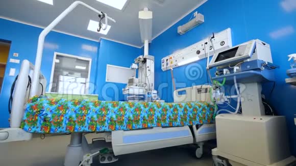 现代医疗单位的病床和监视器视频的预览图