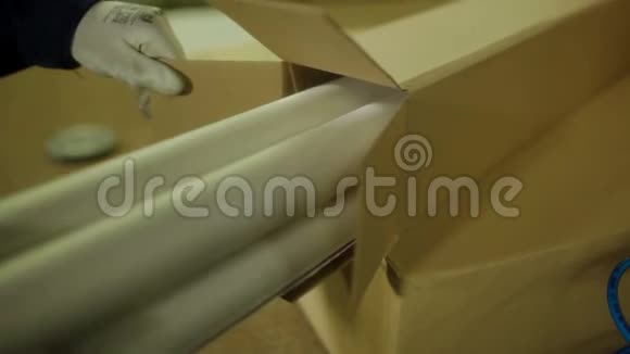包装家具装在工厂的盒子里视频的预览图