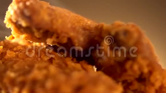 旋转桶充满脆肯塔基炸鸡与烟在棕色背景视频的预览图