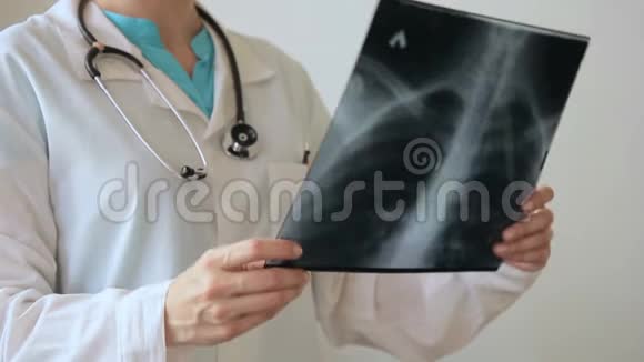 女性医生用听诊器拿着胸部的照片视频的预览图