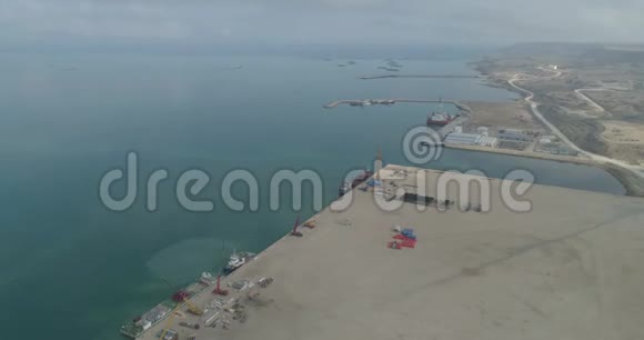 4艘K型集装箱船固定在里海沿岸的Bautino哈萨克斯坦港装卸视频的预览图