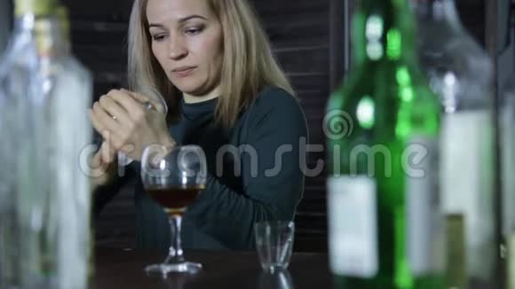 孤独的酒吧服务员打扫酒吧的酒杯等待客户视频的预览图