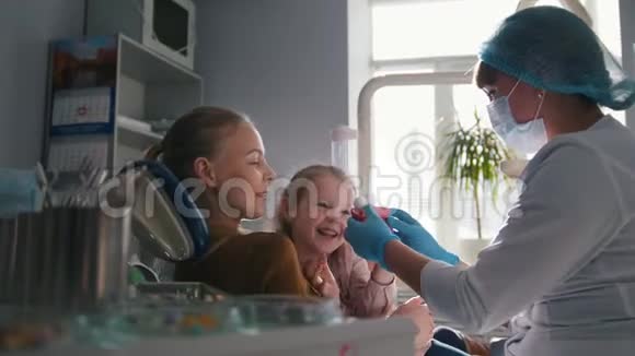 年轻女子和她的女儿在与牙医协商时视频的预览图