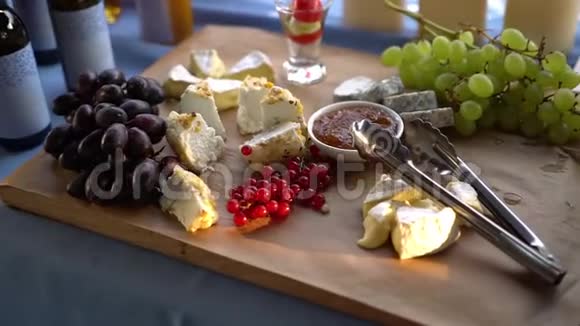 布里坎伯特高达葡萄和醋栗在一个木制的背景视频的预览图