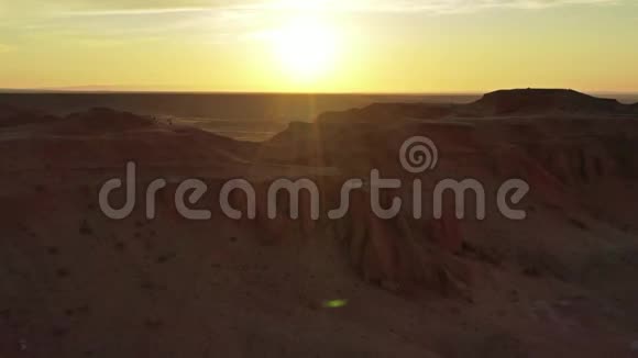 蒙古巴彦扎格火焰悬崖的鸟瞰图视频的预览图
