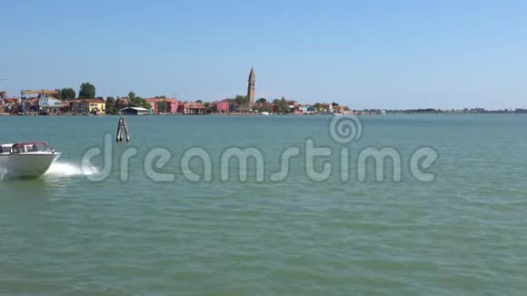 摩托艇漂浮在背景布拉诺岛上晴天威尼斯视频的预览图