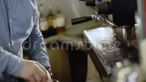 咖啡师的手在咖啡机里煮两杯咖啡4K视频的预览图