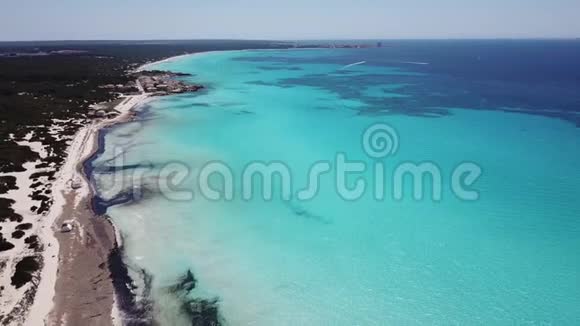 马略卡西班牙令人惊叹的无人机空中景观迷人的海滩埃斯坦尼斯和埃斯特伦茨视频的预览图