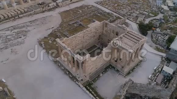 希腊雅典古堡卫城埃雷希翁的鸟瞰图视频的预览图