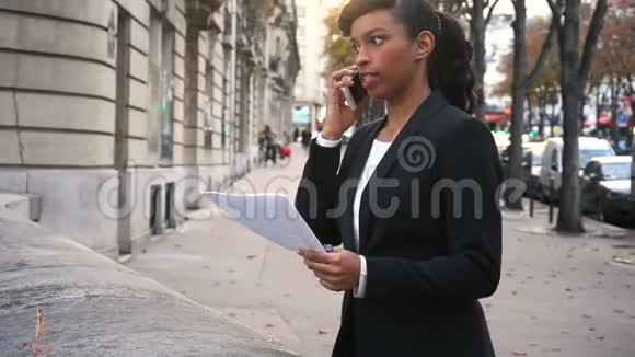 专心致志的女孩在手机上交谈年轻的商务女性与大公司谈判视频的预览图