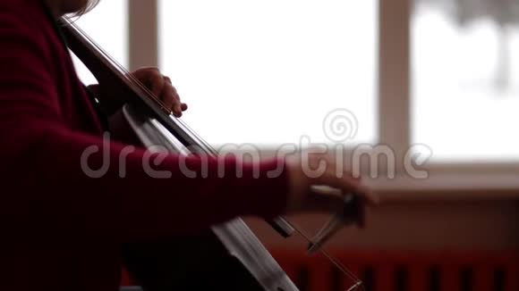 大提琴在大提琴上演奏音乐视频的预览图